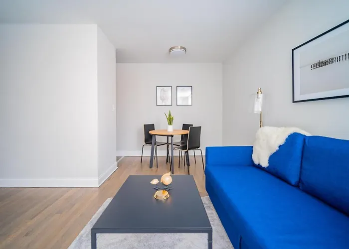 Modern Style Full Kitchen Boystown Apartment *