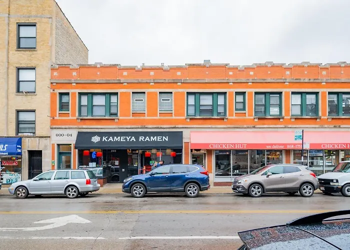 Modern Style Full Kitchen Boystown Apartment *